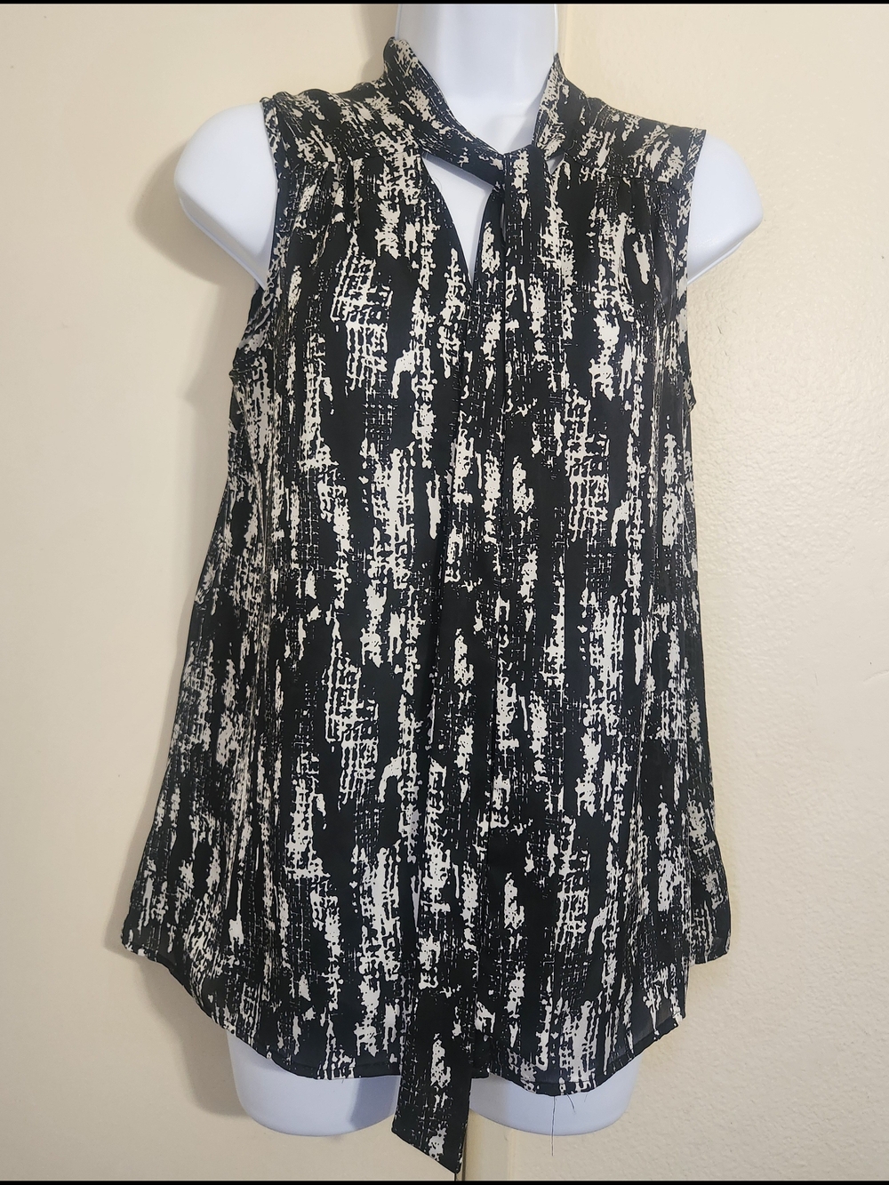 Pleione Black & White Sleeveless Tie-Neck Camisole